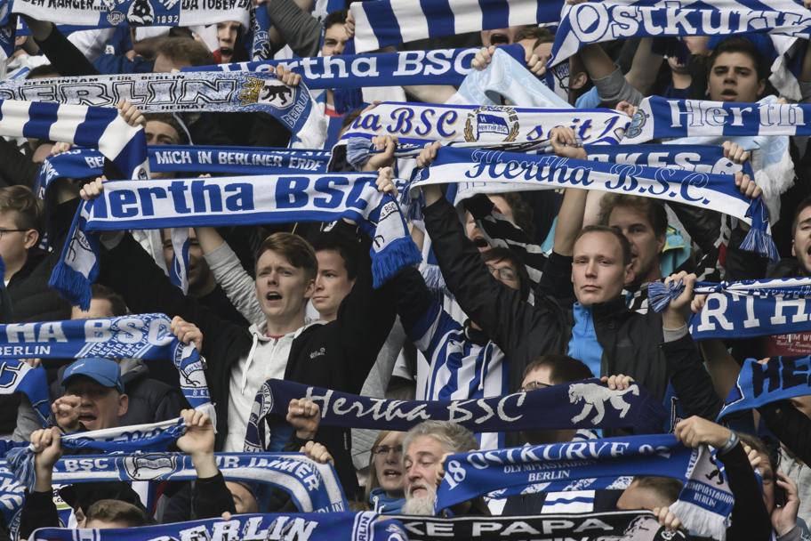 Il gesto non ha portato fortuna: l&#39;Hertha ha perso 2-0 contro lo Schalke (Epa)